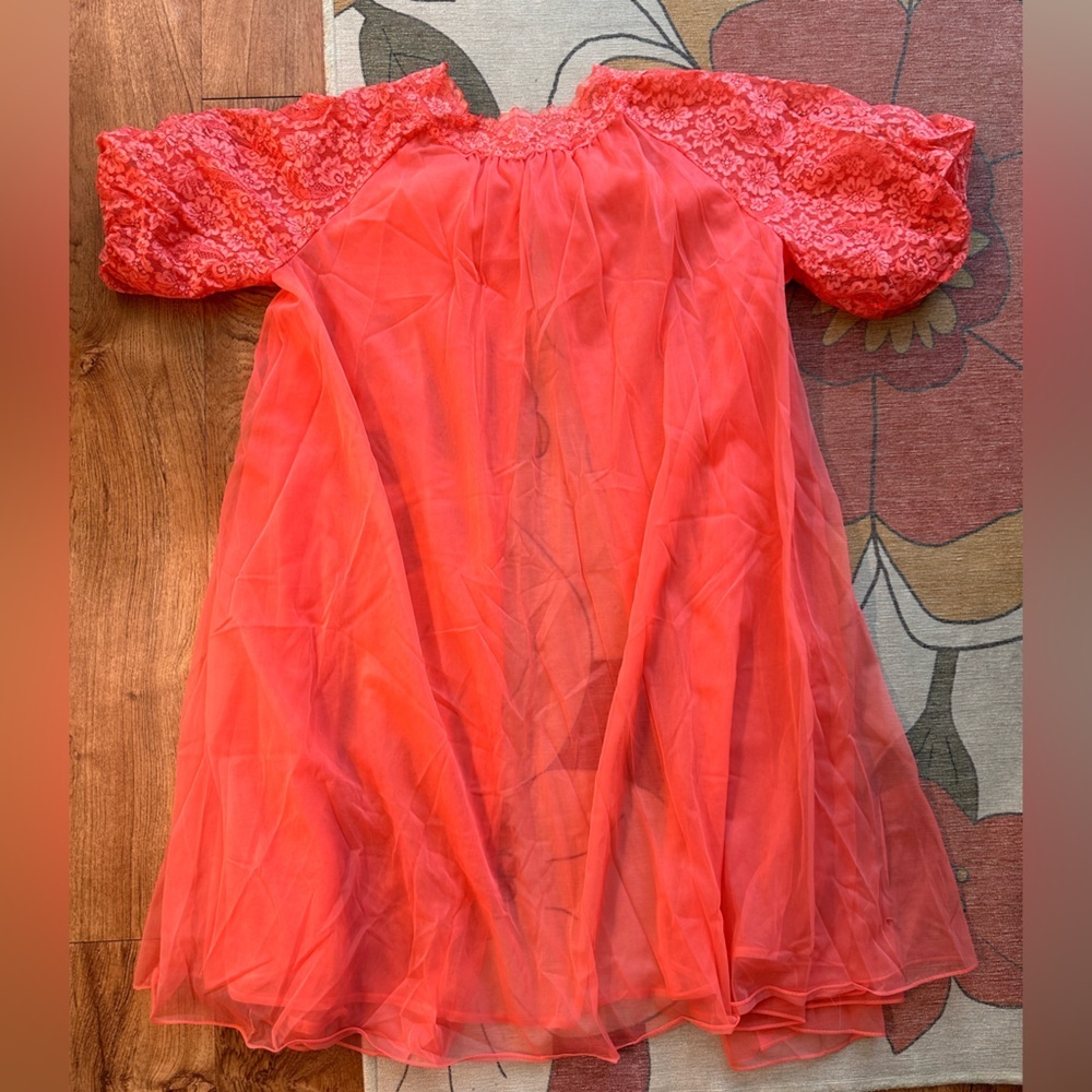 Vintage Vanity Fair Peignoir Nylon Robe Floral Lace Overlay Rob, Size 36. Coral. - Picture 6 of 9